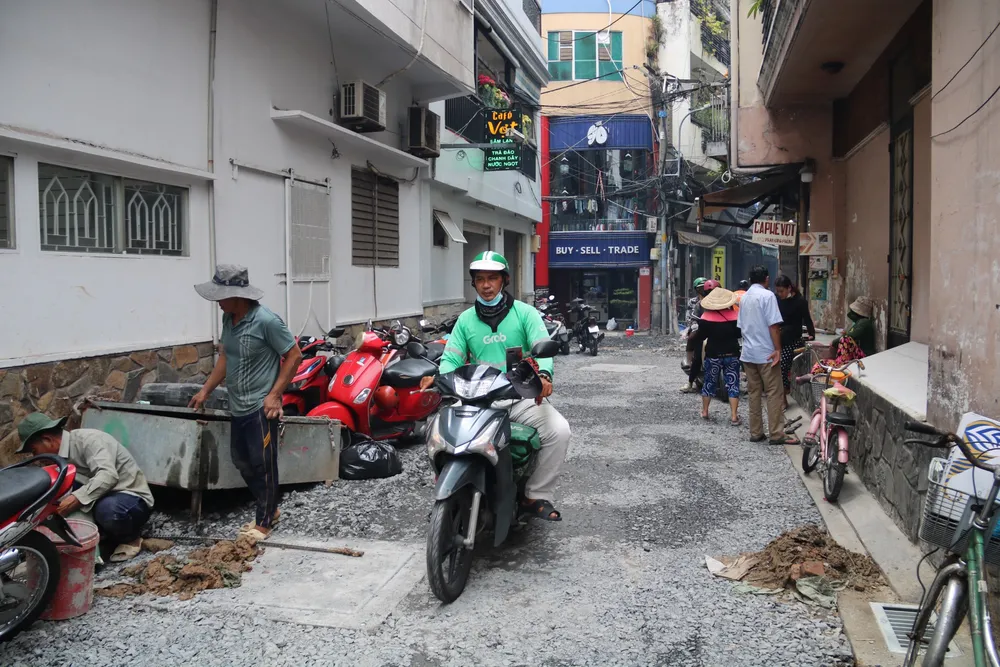 Việc mở rộng, nâng cấp hẻm cải thiện việc đi lại thông thoáng. Ảnh: NN tuyen-hem.jpg