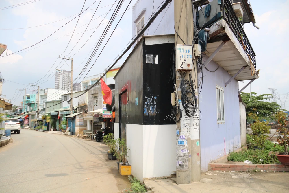 Mặt bằng của một số hộ dân ở đường Tập đoàn 6B (phường Tân Tạo A) chưa tháo dỡ. Kênh Tham Lương - Bến Cát