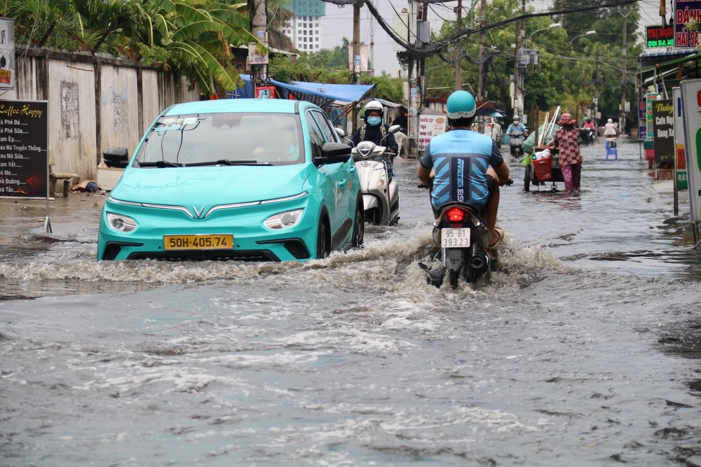 Ngập nặng nhất ở đường Sinco. Ảnh: NN ngap-12.jpg