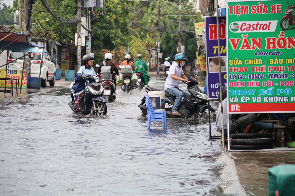 Nhiều người quay đầu khỏi điểm ngập. Ảnh: NN ngap-14.jpg