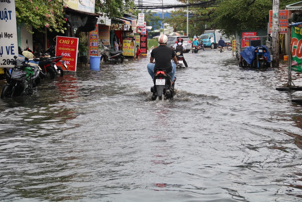 Các phương tiện lưu thông khó khăn. Ảnh: NN ngap-15.jpg