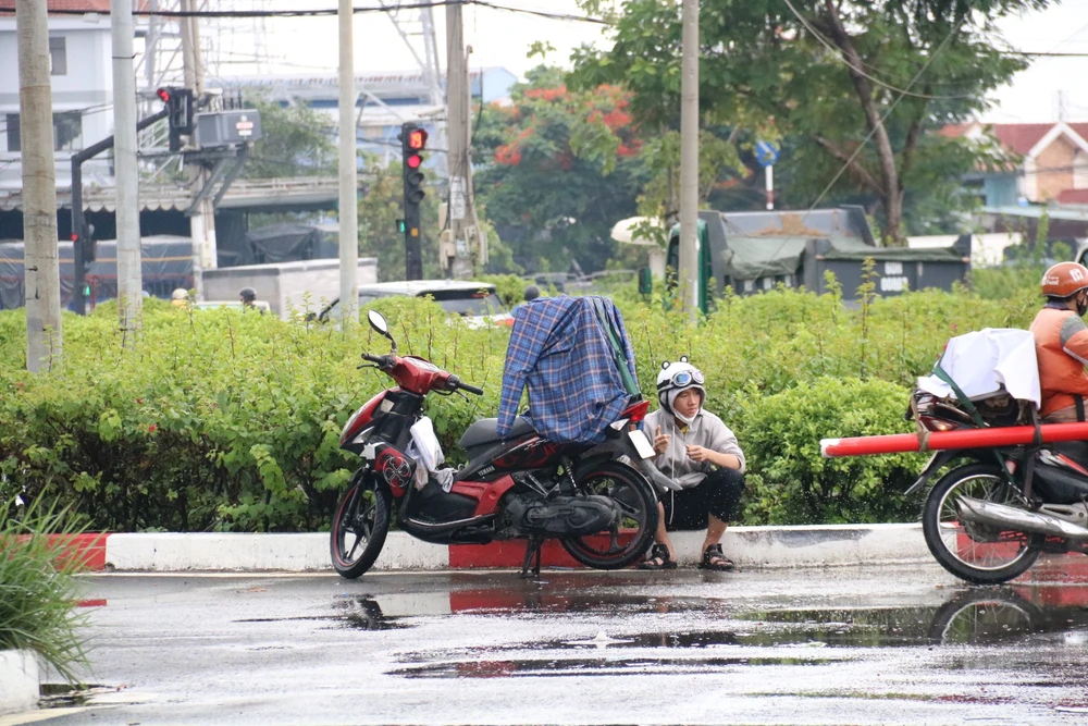 Người dân đợi nước rút rồi tiếp tục lưu thông. Ảnh: NN ngap-4.jpg