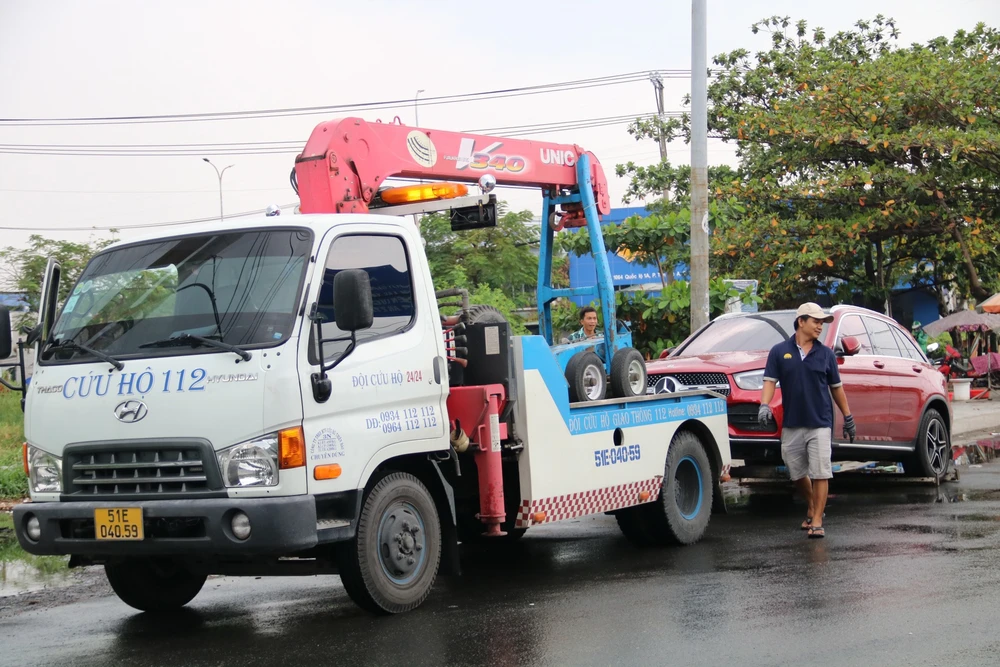 Xe ô tô chết máy khi lưu thông qua đoạn đường ngập. Ảnh: NN ngap-5.jpg