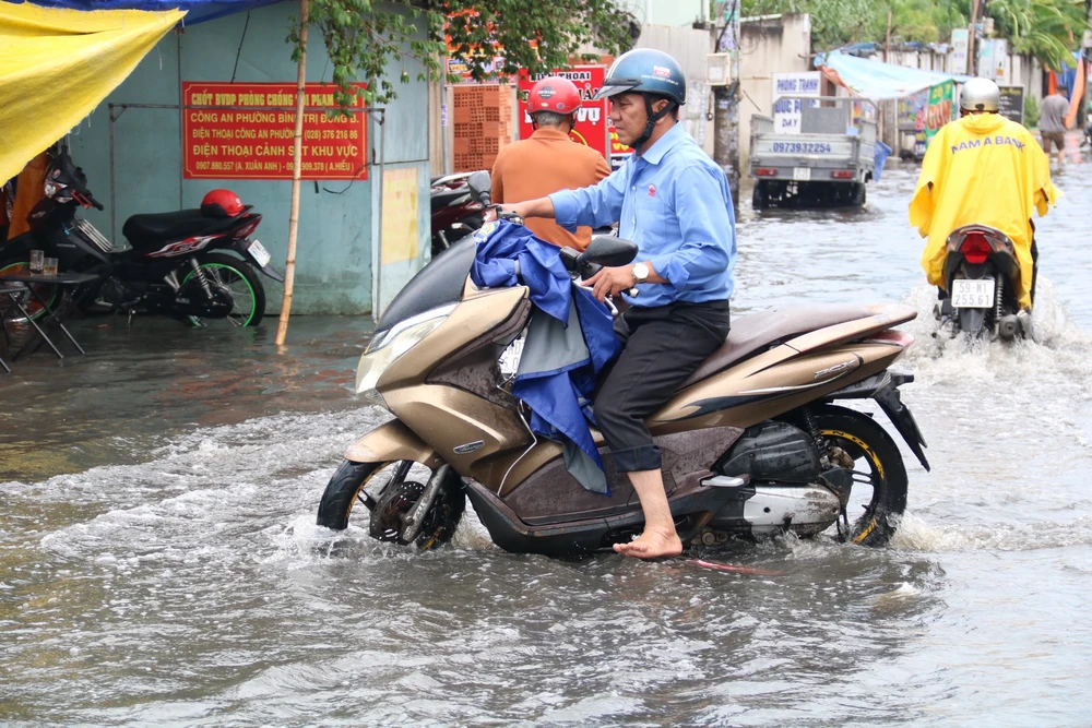Người dân vất vả lưu thông. Ảnh: NN ngap-7.jpg