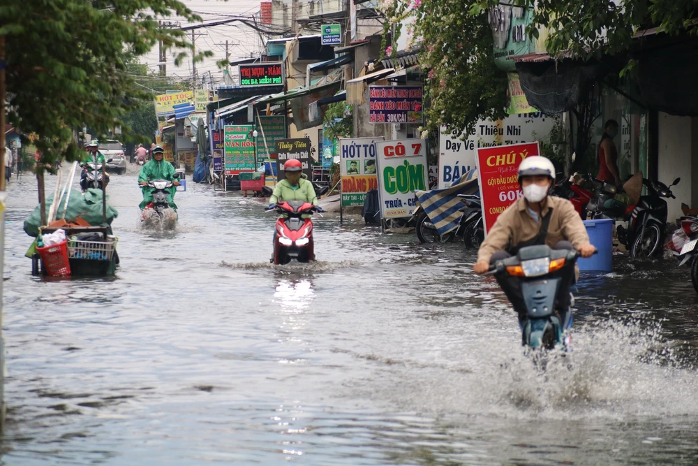 Nước dâng cao gần cả bánh xe. Ảnh: NN ngap-8.jpg