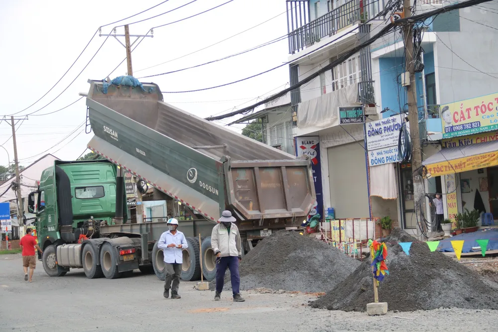 Công nhân đang thi công san lấp mặt bằng. duong-hoang-huu-nam-11.jpg