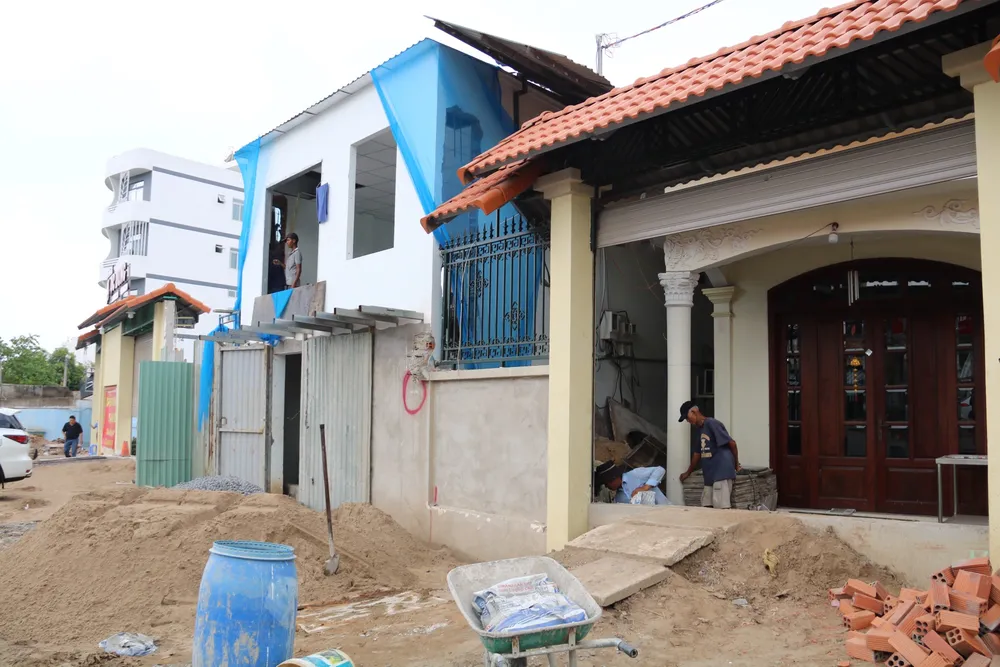 Các hộ dân đang tháo dỡ nhà cửa, bàn giao mặt bằng. duong-hoang-huu-nam-9.jpg