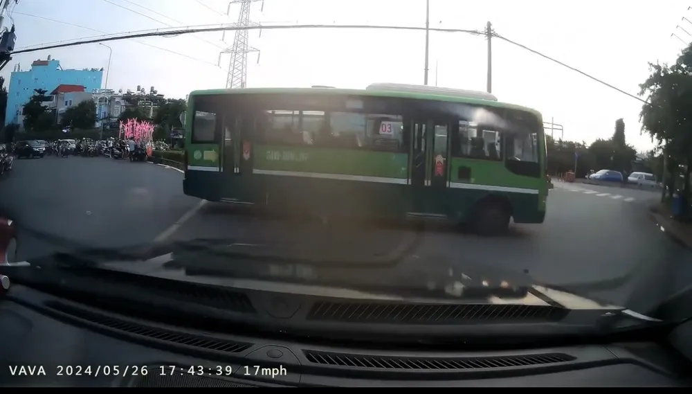 Tài xế xe buýt vượt ẩu. Ảnh: Cắt từ clip xe buýt