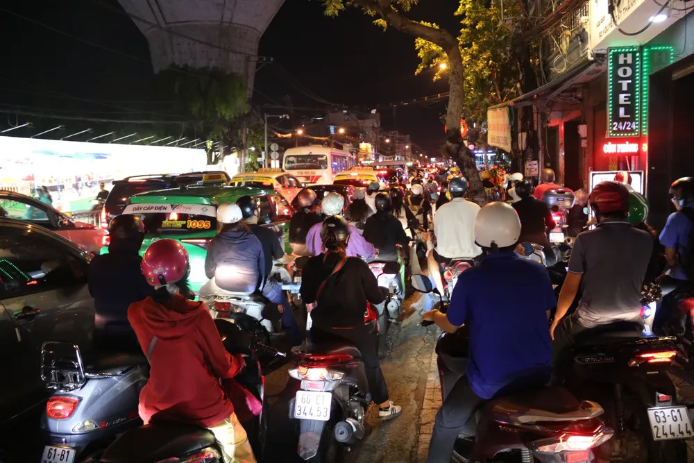 Nhiều xe máy leo lên vỉa hè tìm lối thoát. duong-un-u-10.jpg