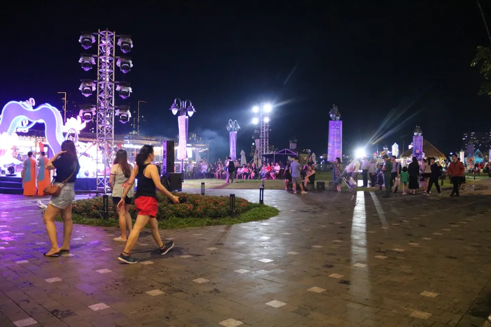 Nhiều người dân vui chơi ở công viên chờ xem bắn pháo hoa. duong-un-u-20.jpg