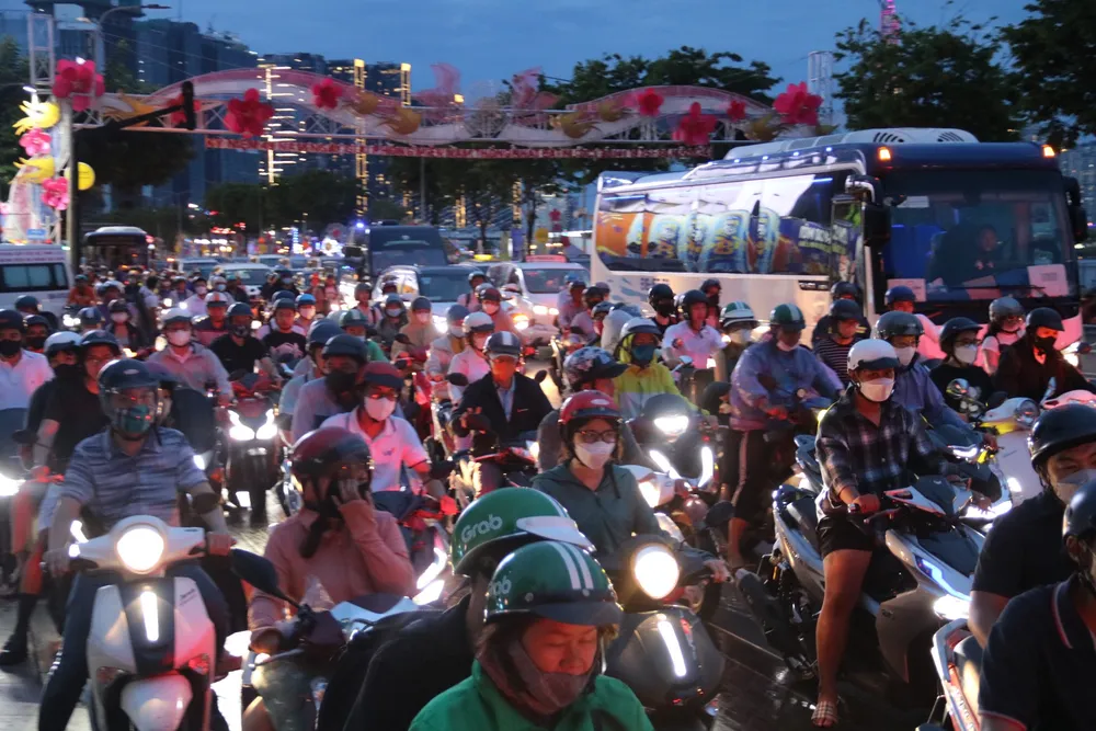 Đường Tôn Đức Thắng ùn ứ nghiêm trọng hướng từ quận 1 đi quận 4. đường ùn ứ