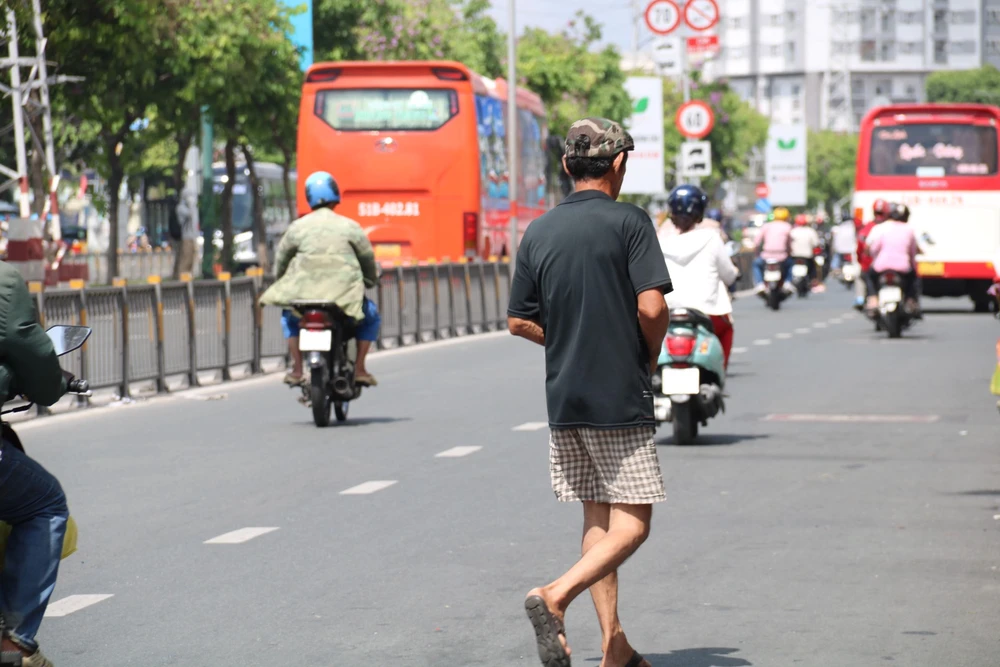 Sở GTVT đề nghị các đơn vị tăng cường tuyên truyền để nâng cao ý thức sử dụng cầu bộ hành của người dân. cau-bo-hanh-19.jpg