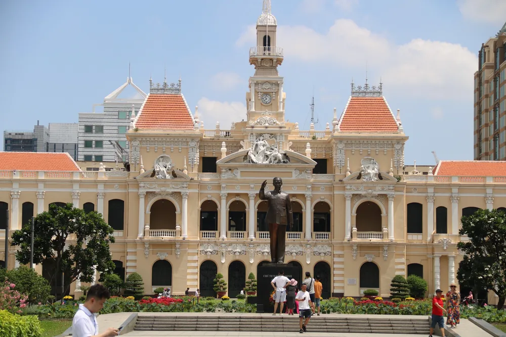 Sở Xây dựng đề nghị các đơn vị liên quan xử lý nghiêm các trường hợp xe ô tô 2 tầng dừng, đỗ không đúng quy định trong phạm vi công viên. nha-cho-xe-buyt-2.jpg