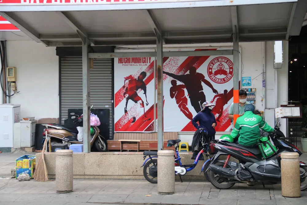Nhà chờ xe buýt trên đường Nguyễn Huệ được sử dụng làm nơi buôn bán. nhà chờ xe buýt