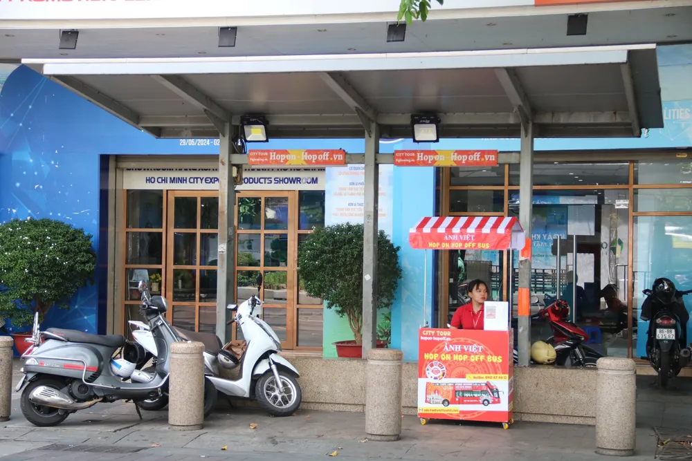 Điểm bán vé và đón trả khách tại khu vực nhà chờ xe buýt trước địa chỉ số 92 - 96 Nguyễn Huệ được yêu cầu di dời. nha-cho-xe-buyt-4.jpg