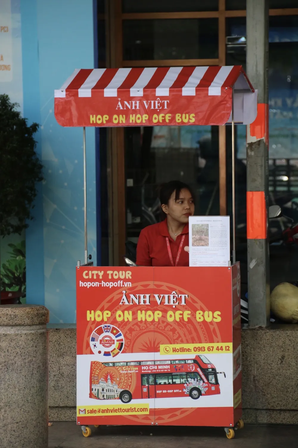 Nhà chờ xe buýt trước số 92 đường Nguyễn Huệ là nơi bán vé cho hành khách đi xe buýt 2 tầng. nha-cho-xe-buyt-5.jpg