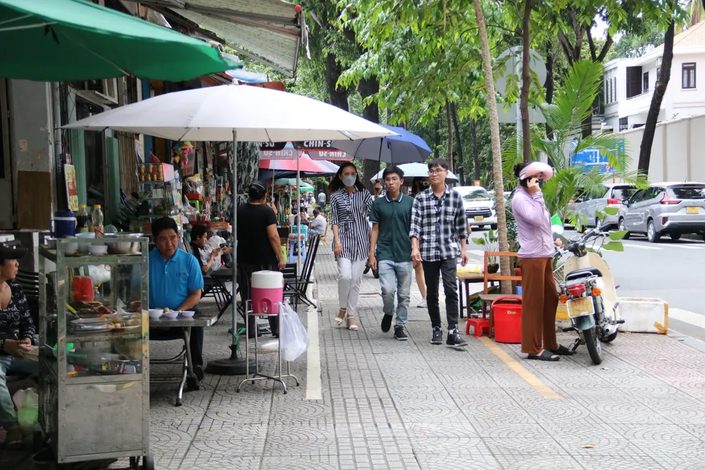 Quận 1 thu về ngân sách hơn 1 tỉ đồng từ nguồn thu phí vỉa hè trong 30 ngày. Ảnh: NHƯ NGỌC Người dân quận 1 ủng hộ việc thu phí vỉa hè.