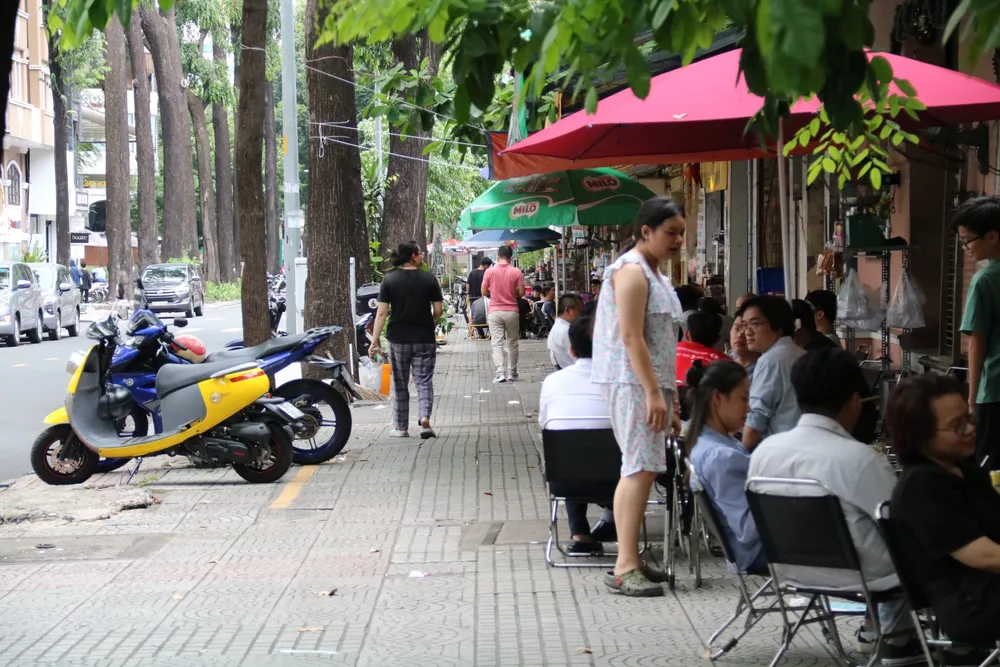 Các hộ dân sắp xếp bàn ghế, xe máy theo quy định. thu-phi-via-he-24.jpg