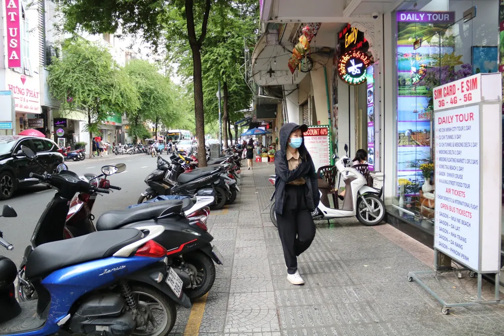 Tương tự, vỉa hè đường Lê Thánh Tôn khá thông thoáng. thu-phi-via-he-27.jpg