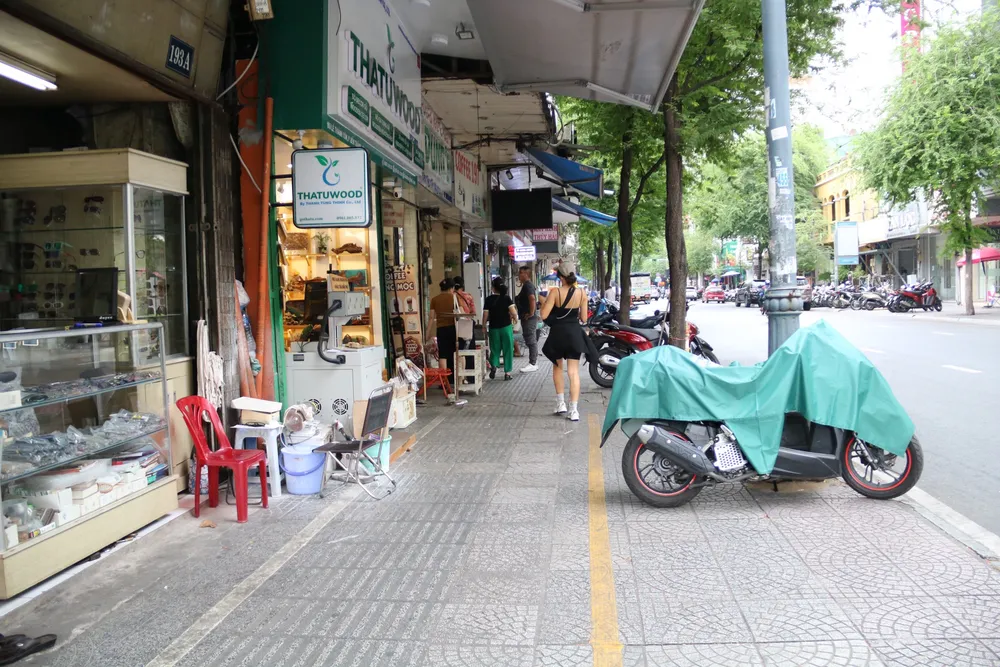 Lối đi thông thoáng dành cho người đi bộ. thu-phi-via-he-28.jpg