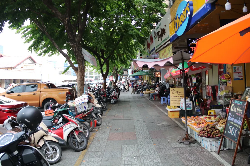 Vỉa hè đường Phan Chu Trinh được sắp xếp rõ ràng, chừa lối đi cho người đi bộ. thu-phi-via-he-29.jpg