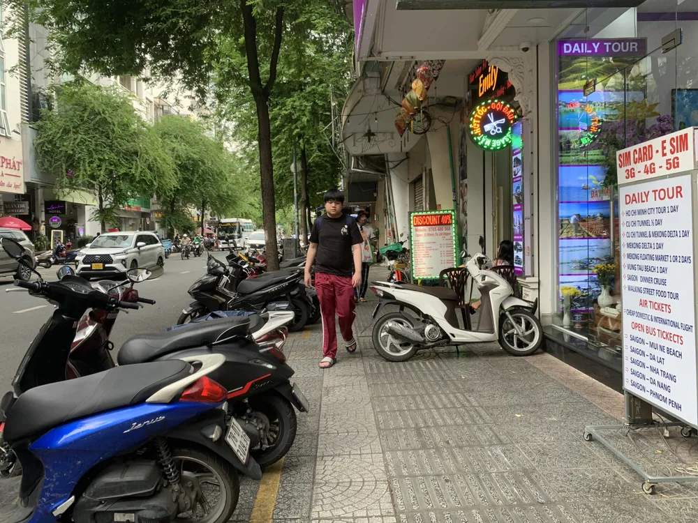 Người dân quận 1 ủng hộ việc thu phí vỉa hè. Ảnh: NHƯ NGỌC Người dân quận 1 ủng hộ việc thu phí vỉa hè.
