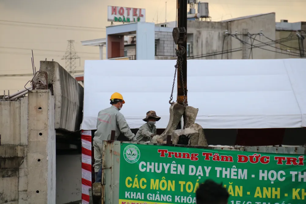 Dự án sẽ tiếp tục thi công, dự kiến hoàn thành trong vòng 6 tháng. cau-tan-ky-tan-quy-31.jpg
