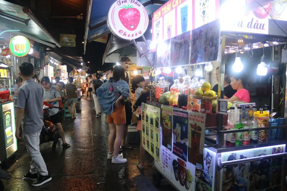 Các hàng quán bày trí đẹp mắt. pho-chuyen-doanh-am-thuc-11.jpg