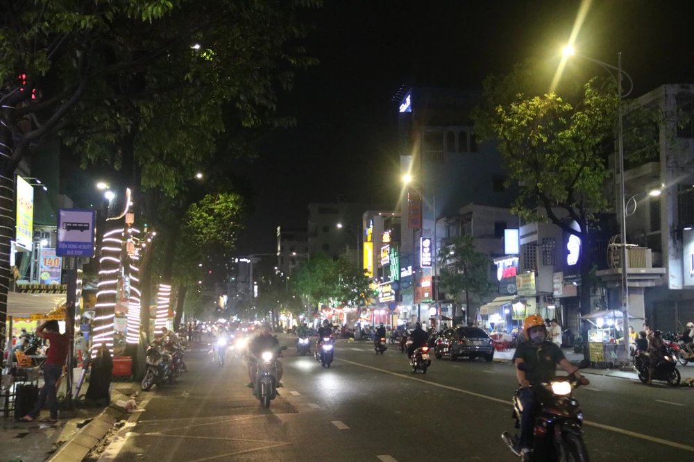 Phố ẩm thực Hậu Giang nhộn nhịp dù 21 giờ. pho-chuyen-doanh-am-thuc-12.jpg