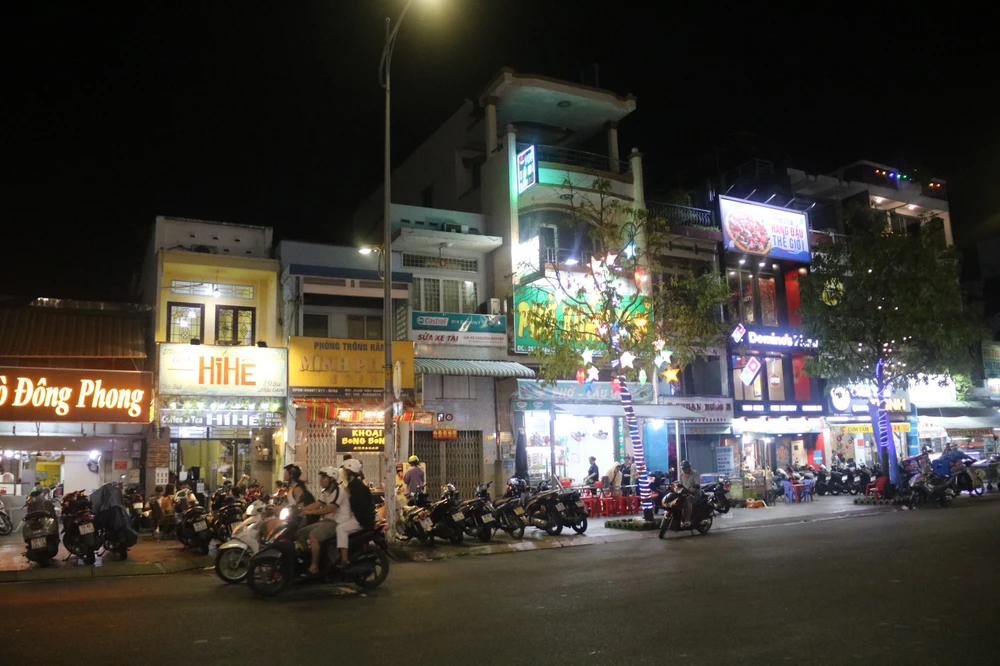 Số cửa hàng tại phố ẩm thực Hậu Giang tăng đáng kể. pho-chuyen-doanh-am-thuc-13.jpg