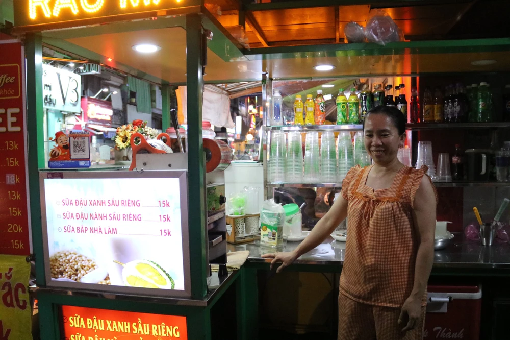 Chị Kim Oanh cho biết chỉ buôn bán cầm chừng, ít có lãi. pho-chuyen-doanh-am-thuc-2.jpg