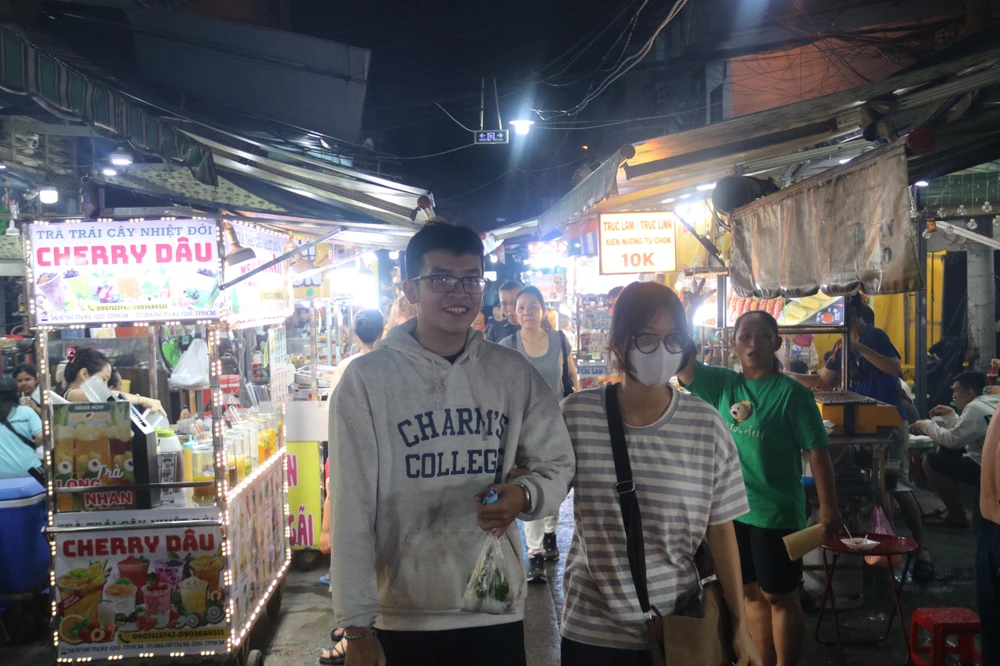 Các bạn trẻ thích thú đến trải nghiệm. pho-chuyen-doanh-am-thuc-6.jpg