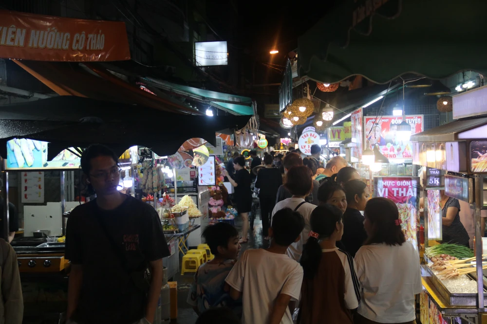 Lượng khách đến các phố ẩm thực ngày càng nhiều. pho-chuyen-doanh-am-thuc-9.jpg