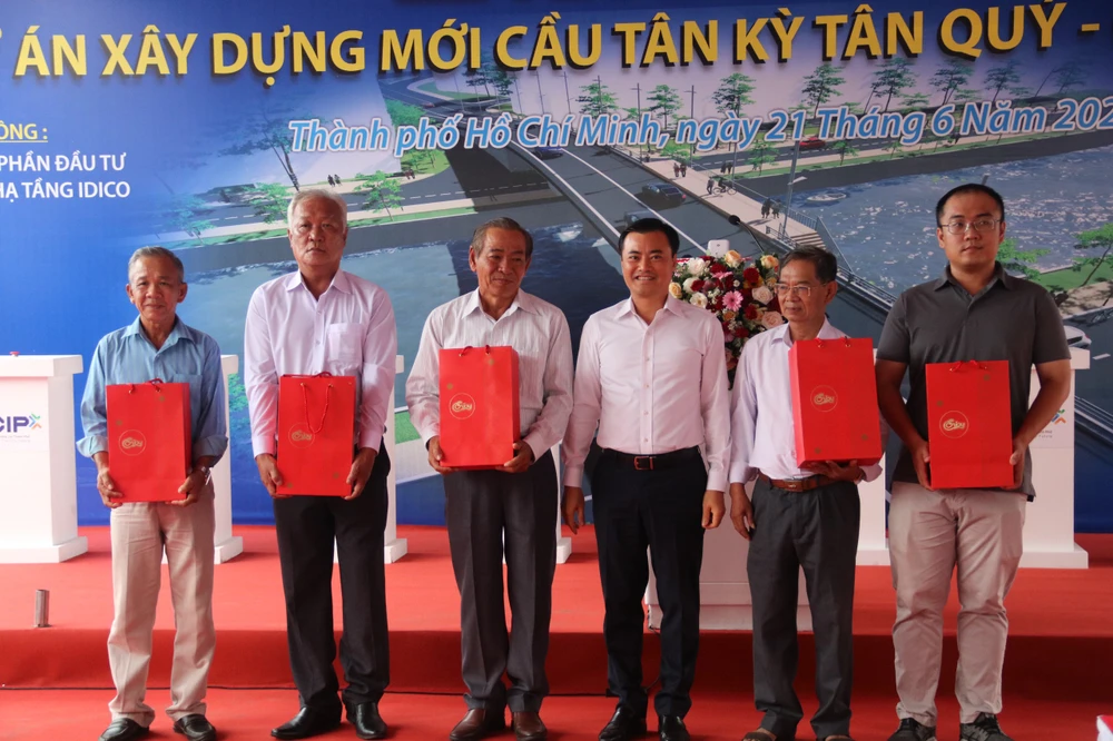 Phó Chủ tịch UBND TP Bùi Xuân Cường tặng quà cho các hộ dân. cau-tan-ky-tan-quy-55.jpg