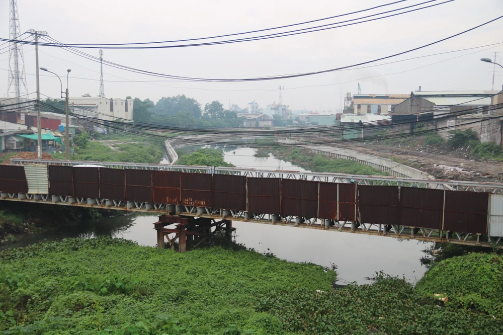 Cầu Tân Kỳ Tân Quý bắc ngang kênh Tham Lương - Bến Cát. cau-tan-ky-tan-quy-59.jpg