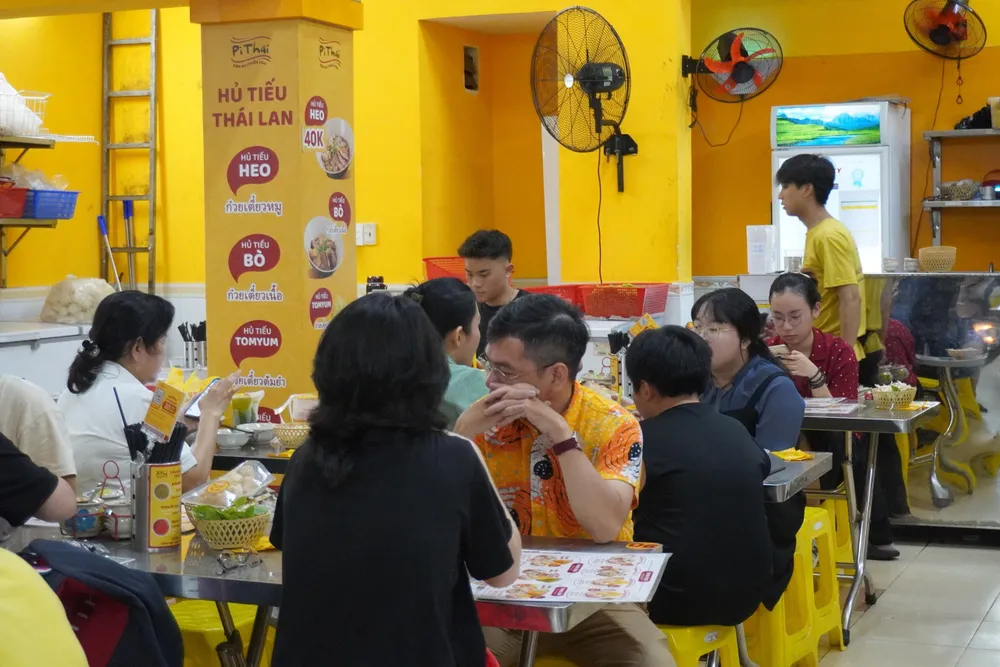 Các quán ăn thu hút nhiều thực khách. phố ẩm thực Phan Xích Long