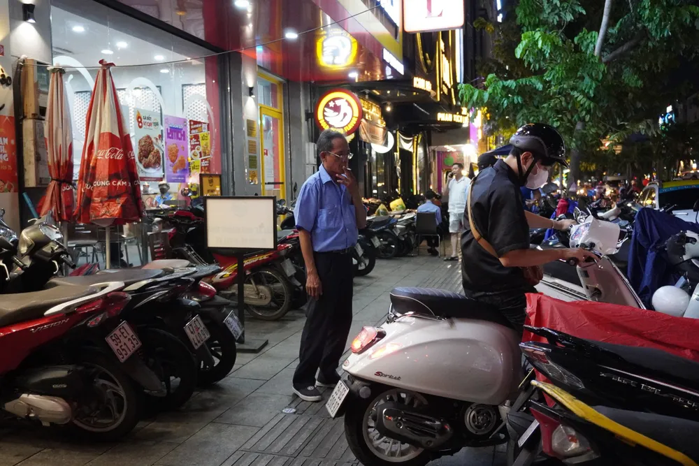 Khu vực vỉa hè được các cơ sở kinh doanh sắp xếp xe máy gọn gàng. pho-am-thuc-phan-xich-long-5.jpg