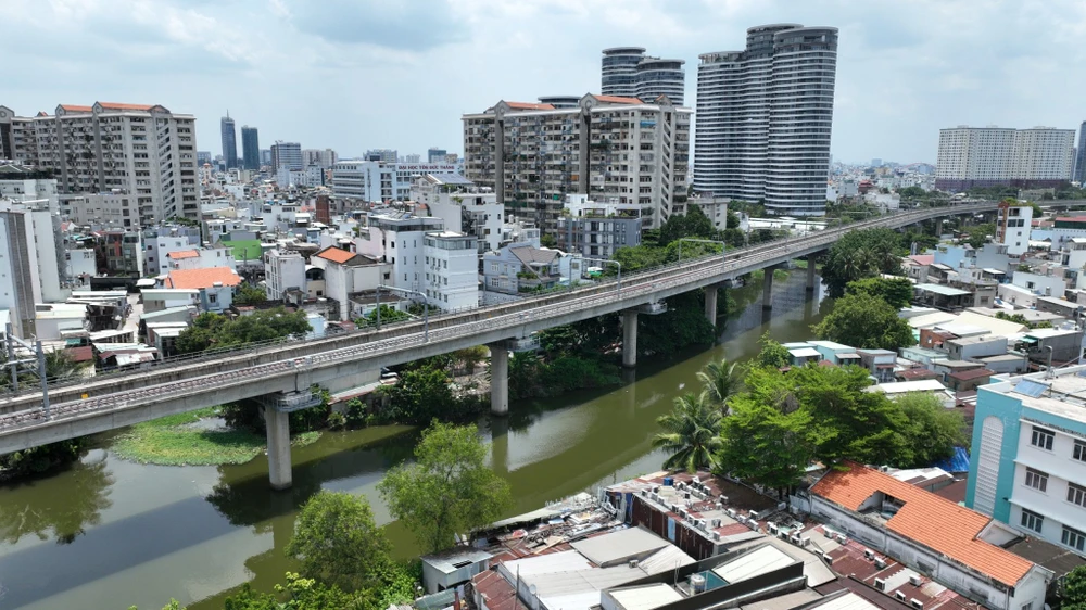 Khu vực rạch Văn Thánh có tuyến metro số 1 đi qua. rach-van-thanh-24.jpg