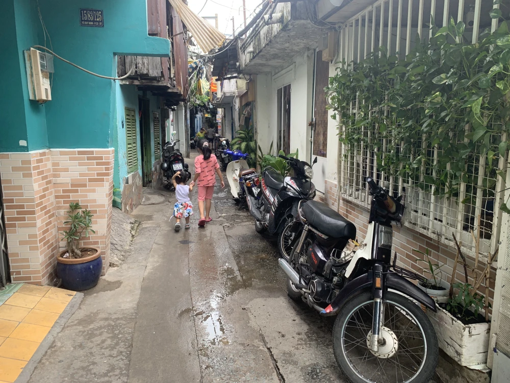 Các căn nhà nằm chằng chịt, chen chúc, chỉ có hẻm nhỏ là lối đi chính. rach-van-thanh-9.jpg