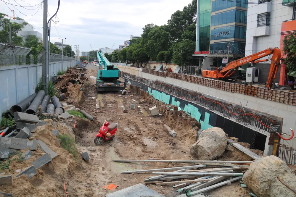 Hầm chui Trần Quốc Hoàn - Phan Thúc Duyện thi công nhộn nhịp. dự án giao thông