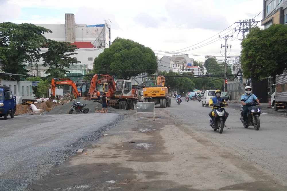 Hệ thống thoát nước, chiếu sáng, vỉa hè,...đang được thi công. du-an-giao-thong-7.jpg
