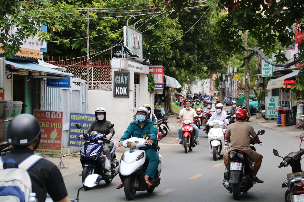 Đường có mật độ phương tiện lưu thông lớn. duong-chu-van-an-13.jpg