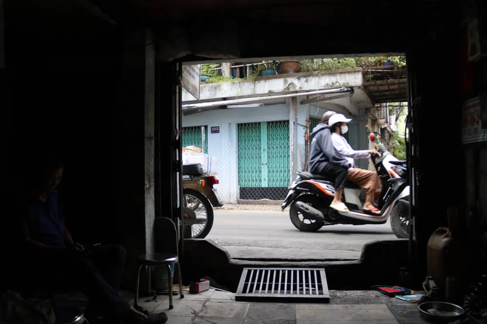 Nhiều căn nhà thấp hơn mặt đường, thường xuyên ngập khi trời mưa. duong-chu-van-an-6.jpg