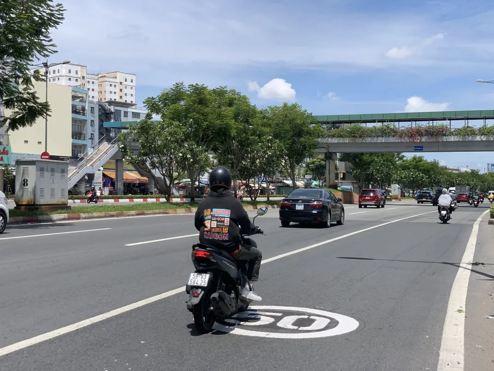 Các biển báo nằm ở làn đường ngoài cùng của làn xe ô tô. duong-pham-van-dong-1.jpg