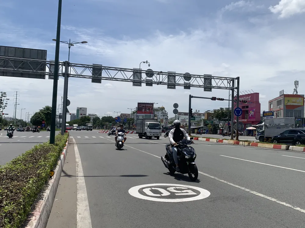 Biển báo hạn chế phương tiện chạy quá tốc độ, lấn làn. duong-pham-van-dong-2.jpg