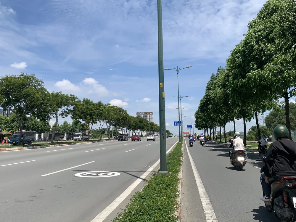 Trung tâm sẽ sơn biển cảnh báo tốc độ trên toàn tuyến đường Phạm Văn Đồng. duong-pham-van-dong-5.jpg