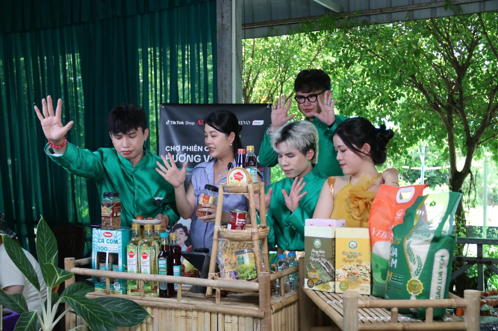 Nhiều sản phẩm nổi bật của tỉnh An Giang được đưa lên sàn thương mại điện tử. san-pham-ocop-5.jpg