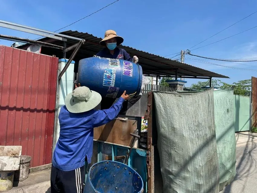 Người dân e ngại việc đóng tiền rác qua app phát sinh nhiều vấn đề mới. Ảnh: NC dong-tien-rac-1.jpg