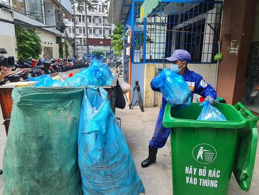 Việc đóng tiền rác truyền thống gây khó khăn trong việc quản lý. Ảnh: NC dong-tien-rac.jpg