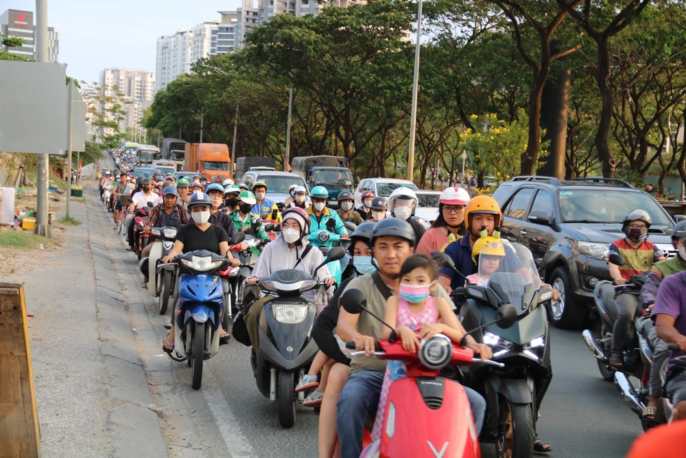 Khu vực thường xuyên ùn ứ. ham-chui-nguyen-van-linh-nguyen-huu-tho-14.jpg